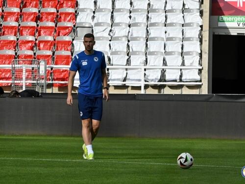 Zmajevi trenirali u Newcastleu, Džeko poslao poruku