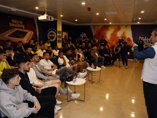 Džeko i saigrači sa predsjednikom Fenerbahcea uoči vanredne skupštine