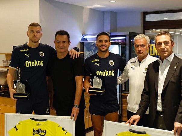Fener se obrukao: Džeko i Tadić dobili plakete, ali lokacija nije mogla biti gora