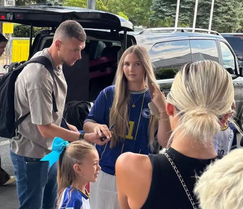 Džeko, Katić i Bašić sletjeli u Sarajevo: Dočekalo ih par navijača