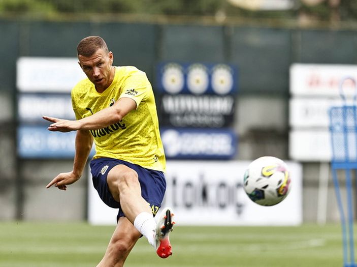 Džeko ne misli stati s fudbalom, uskoro se vraća u Seriju A?