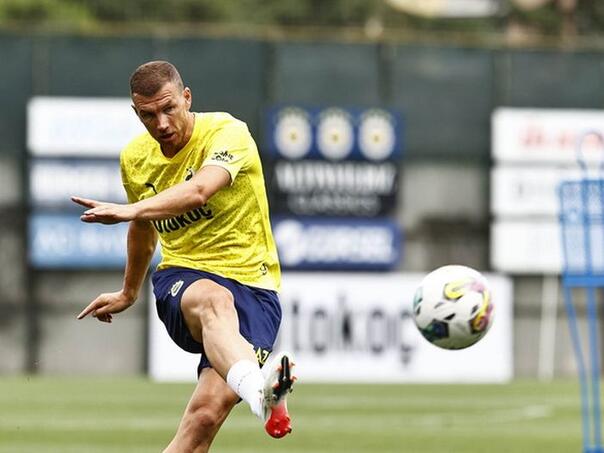 Džeko ne misli stati s fudbalom, uskoro se vraća u Seriju A?