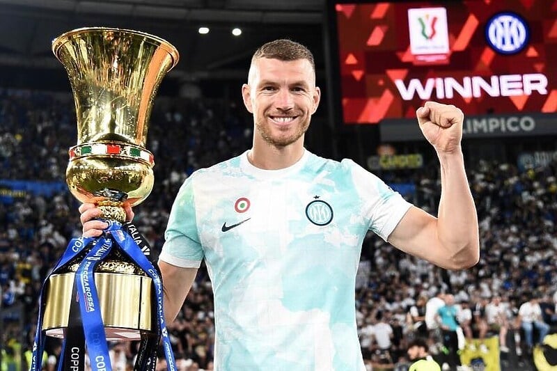 Džeko objavio sliku s trofejem