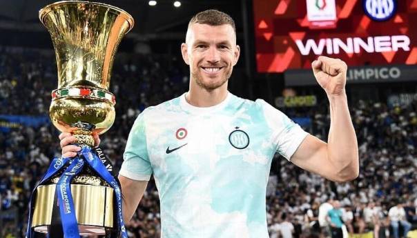 Džeko objavio sliku s trofejem