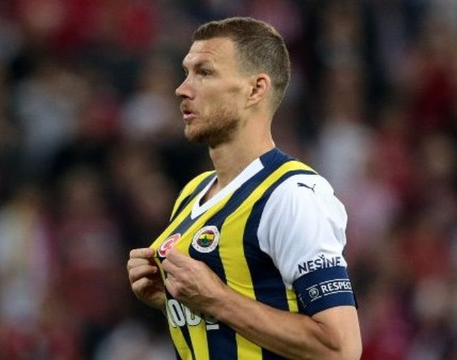 Džeko se svađao s grčkim navijačima pa im pokazao zastavu Turske