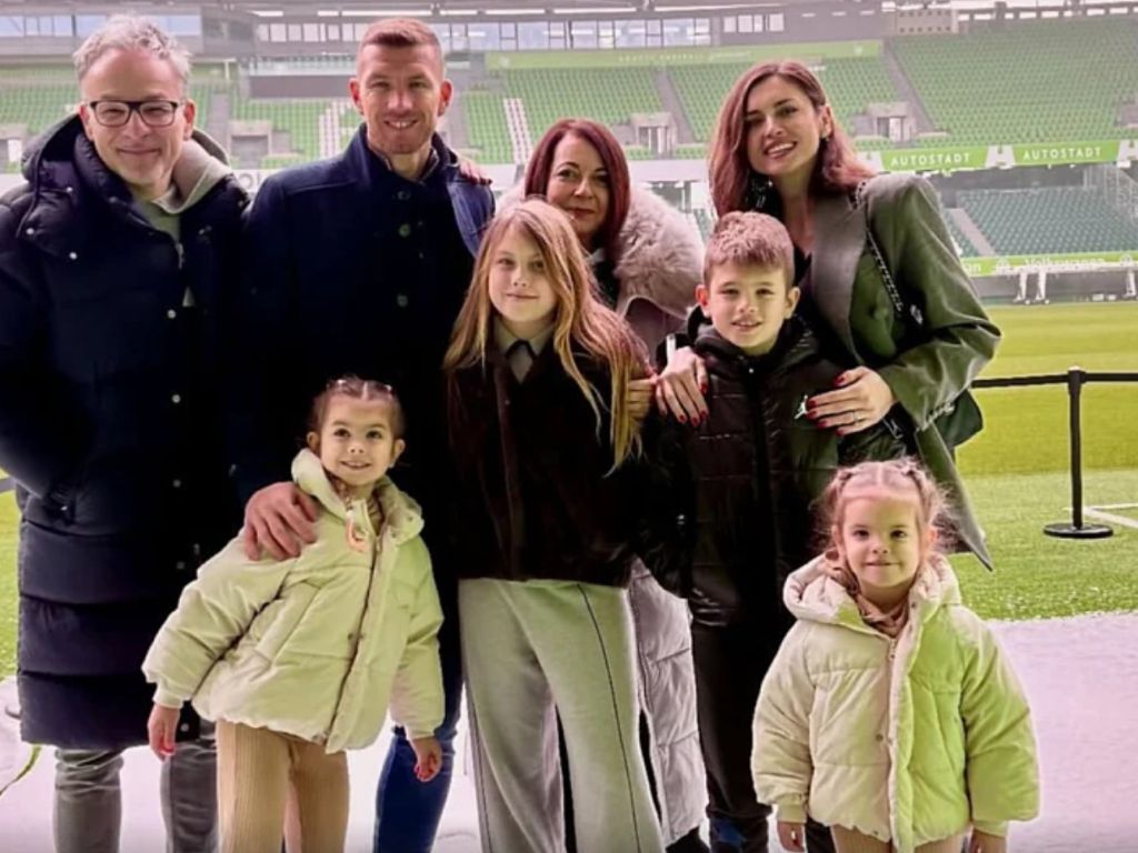 Džeko s porodicom u gradu titule: Pehar ponovo u njegovim rukama