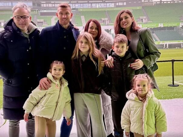 Džeko s porodicom u gradu titule: Pehar ponovo u njegovim rukama