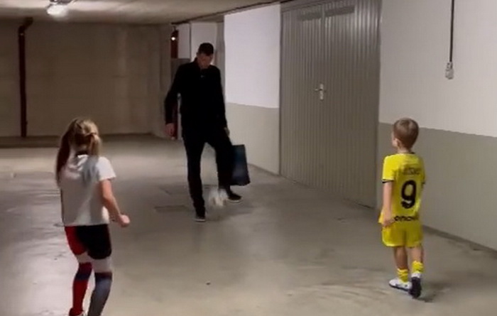 Džeko zaigrao s djecom: Tata je ovom loptom dao dva gola