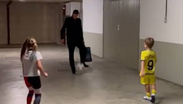 Džeko zaigrao s djecom: Tata je ovom loptom dao dva gola