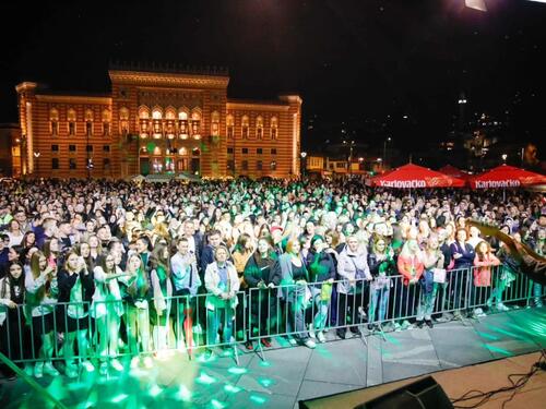 Dženan Lončarević na prepunom trgu kod Vijećnice održao koncert