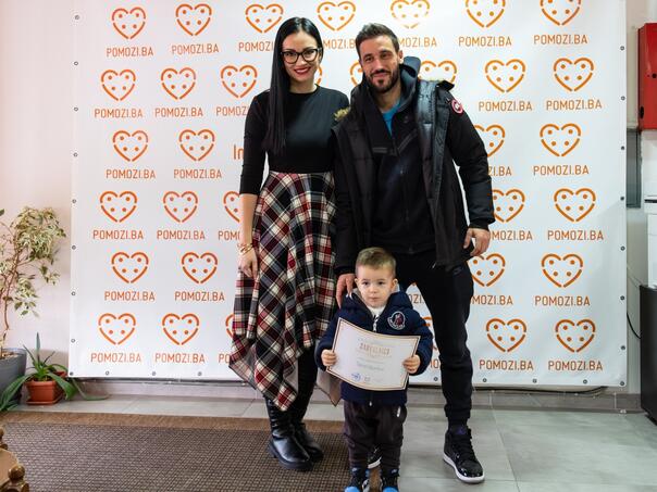 Džumhur donirao novac za Fond za liječenje i zimske jakne za ljude u potrebi