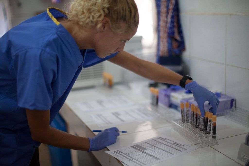 Ebola u Ugandi: Najavljeno trosedmično zatvaranje za dva okruga