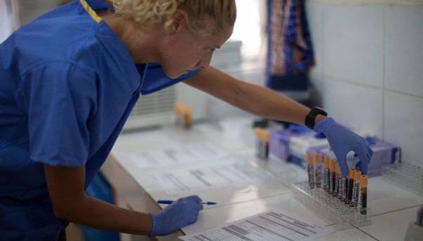 Ebola u Ugandi: Najavljeno trosedmično zatvaranje za dva okruga
