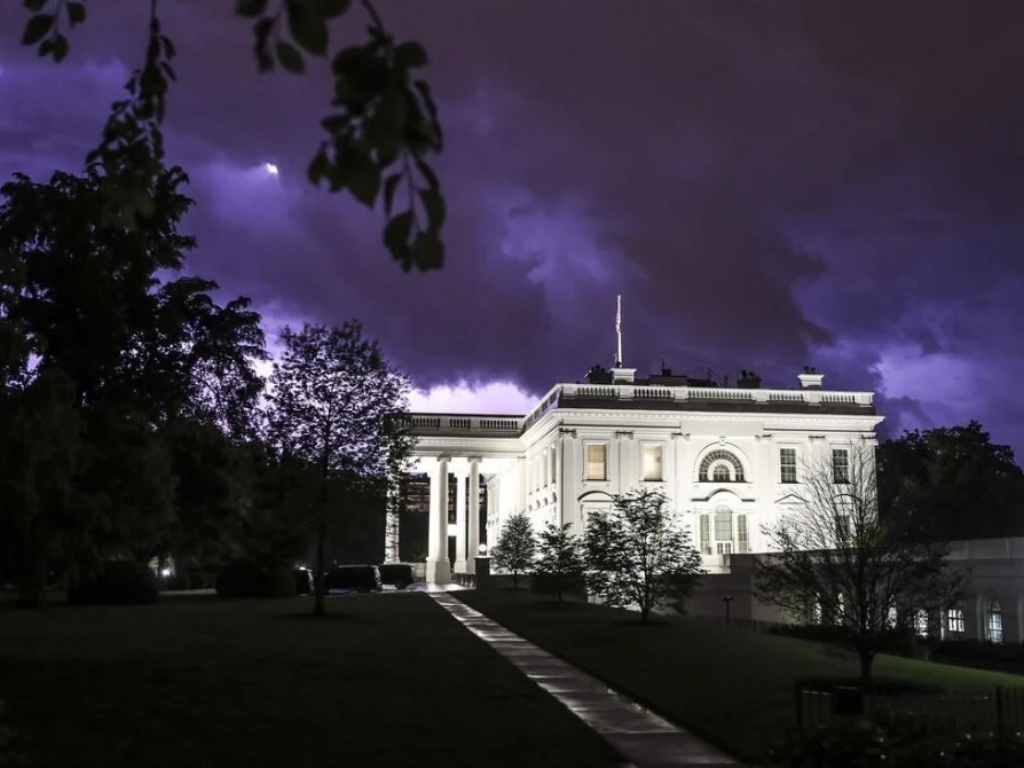 Economist: Amerika je možda tek par sedmica udaljena od šokantnog udara