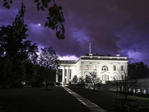 Economist: Amerika je možda tek par sedmica udaljena od šokantnog udara