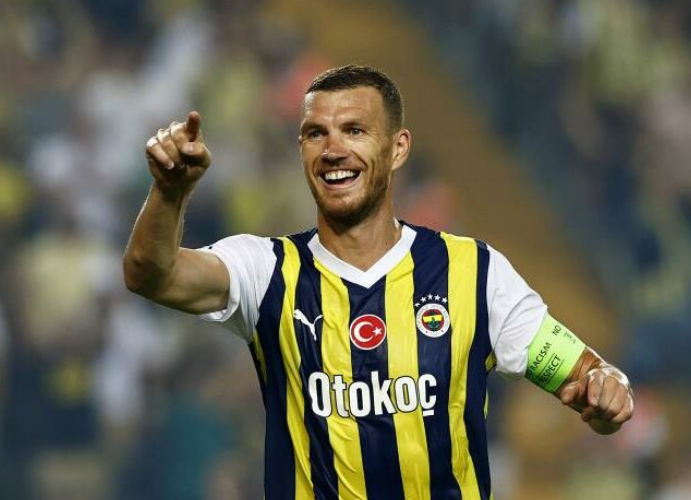 Edin Džeko postiže pogodak za vodstvo Fenerbahčea