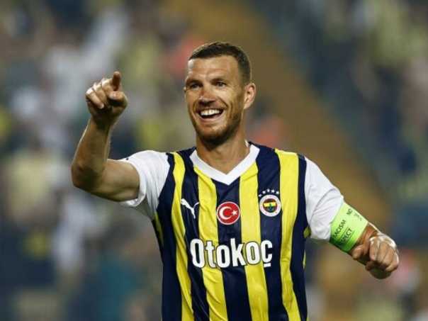 Edin Džeko postiže pogodak za vodstvo Fenerbahčea