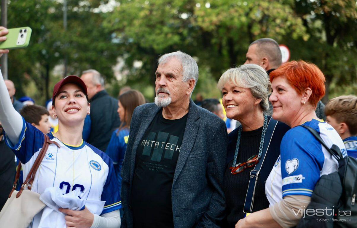 Edin se oprostio, ali Džeke su tu: Otac Midhat i majka Belma stigli u Zenicu