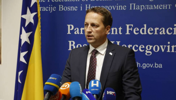 Efendić: Ako je vjerovati SDP-u zastupnici te stranke u Parlamentu FBiH su izdali državu