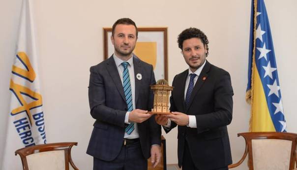 Efendić zahvalio Abazoviću na Rezoluciji o genocidu u Srebrenici