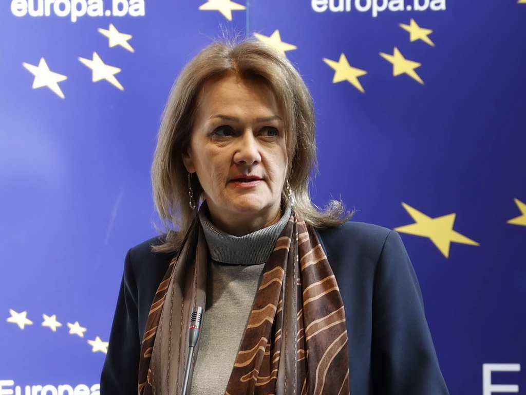 Eichhorst uručuje sanitetska i transportna vozila Oružanim snagama BiH
