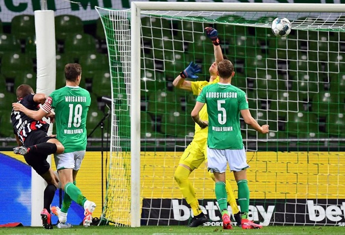 Eintracht nanio težak poraz domaćinu u Bremenu i gurnuo Werder na rub provalije