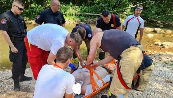 Ekipa Hitne pomoći KS spasila muškarca koji je skočio s mosta u Miljacku