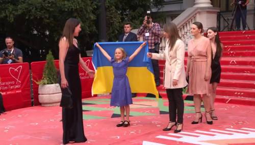 Ekipa ukrajinskog filma sa zastavom prošetala sarajevskim crvenim tepihom