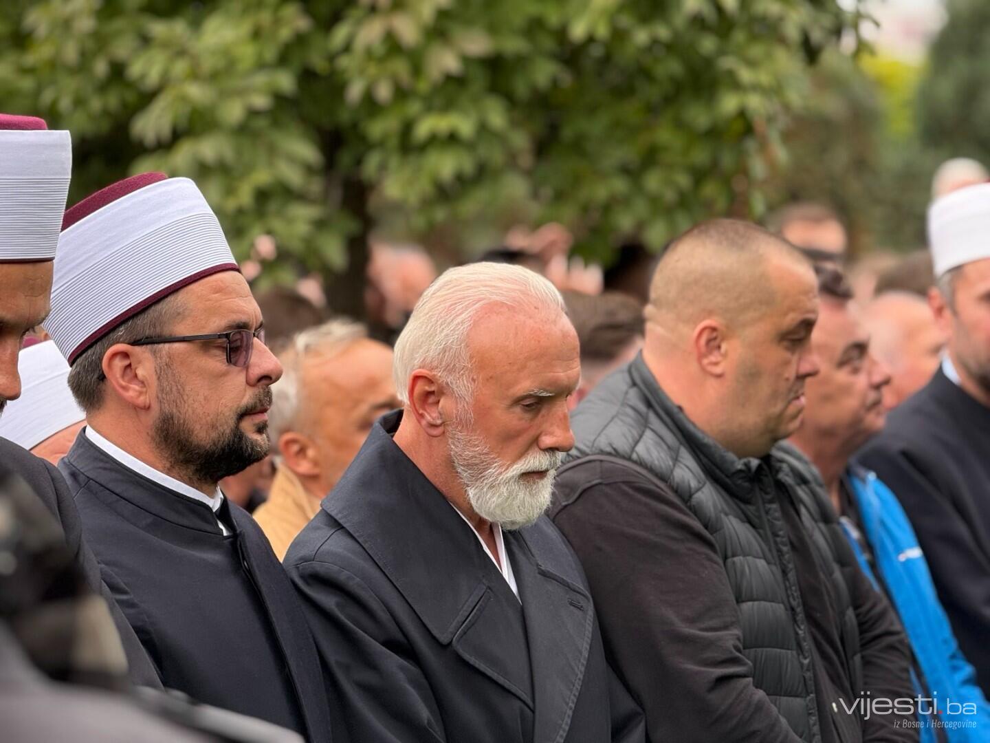 Vijesti.ba na groblju Bare: Stigao Halidov tabut i hiljade ljudi