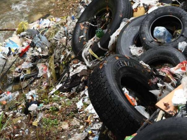 Ekološka katastrofa: Kamion pun guma istovaren u Vrbas