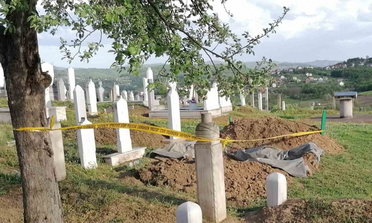 Ekshumacija u Doboju: Kopajući mezar preminuloj ženi pronašli skelet