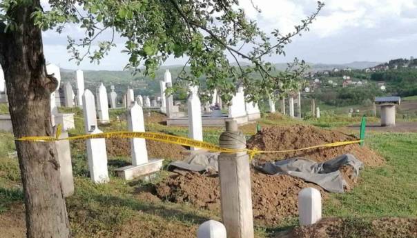 Ekshumacija u Doboju: Kopajući mezar preminuloj ženi pronašli skelet