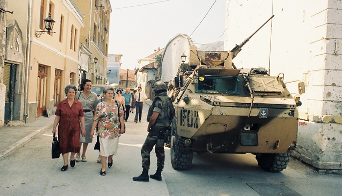 Ekskluzivne fotografije: Historijski izbori u Mostaru iz 1996. godine