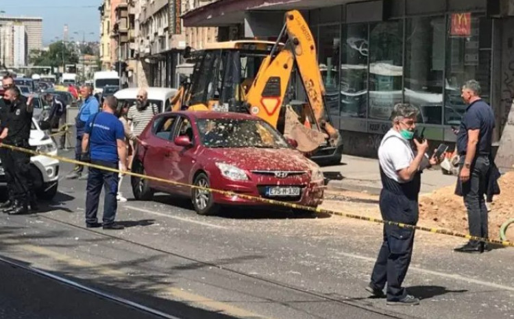 Eksplodirala plinska cijev u centru Sarajeva, oštećena vozila