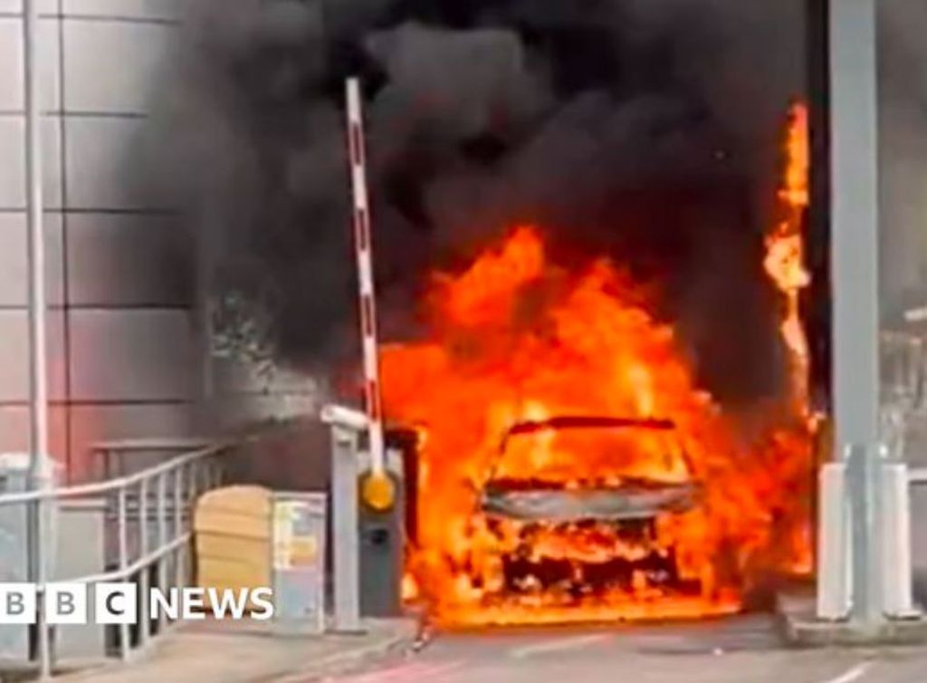 Eksplozija i haos na aerodromu Gatwick: Automobil se zapalio pred očima putnika