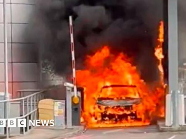 Eksplozija i haos na aerodromu Gatwick: Automobil se zapalio pred očima putnika