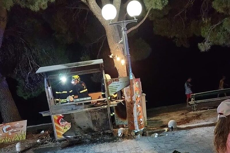 Eksplozija štanda na šetnici u Tučepima, dvoje ozlijeđenih