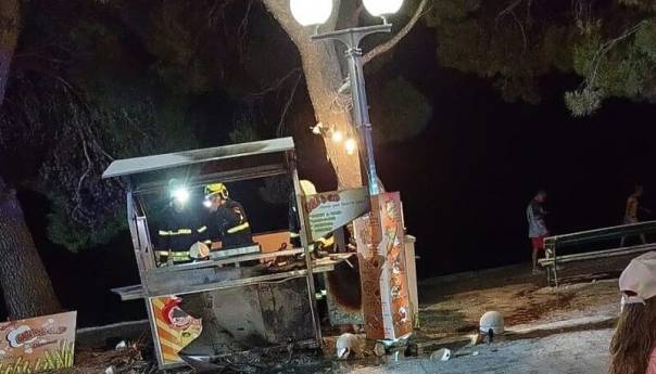 Eksplozija štanda na šetnici u Tučepima, dvoje ozlijeđenih