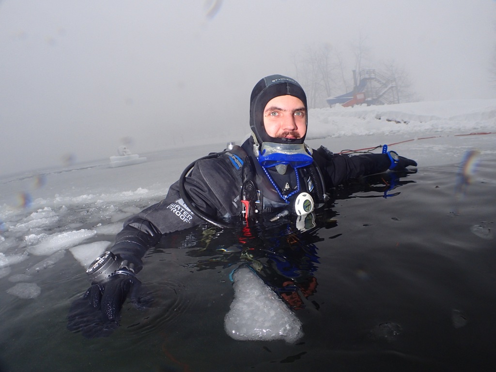 Ekstremna vježba: Ronjenje pod ledom na zaleđenom jezeru kod Lukavca