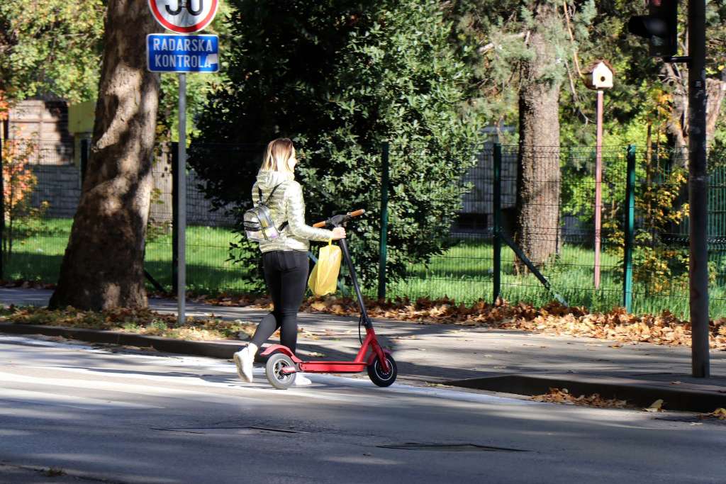 Električni romobili opravdani s aspekta zaštite okoliša, regulirati njihovo učešće u saobraćaju