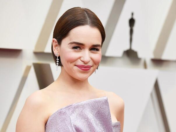 Emilia Clarke slomila rebro tokom ljubavnih scena nove serije