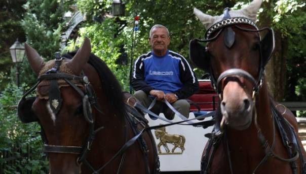 Emin Mahmutović održava porodičnu tradiciju vožnje fijakera na Ilidži