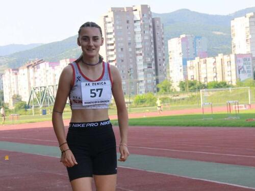 Emina Omanović slavila na mitingu u Beogradu i postavila rekord BiH!