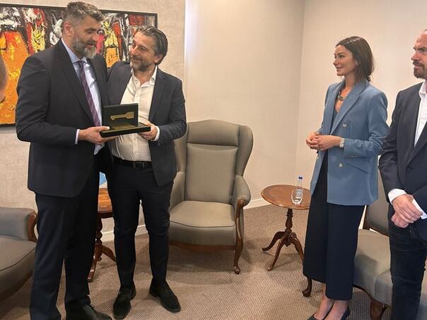 Emiru Suljagiću uručen ključ Prištine