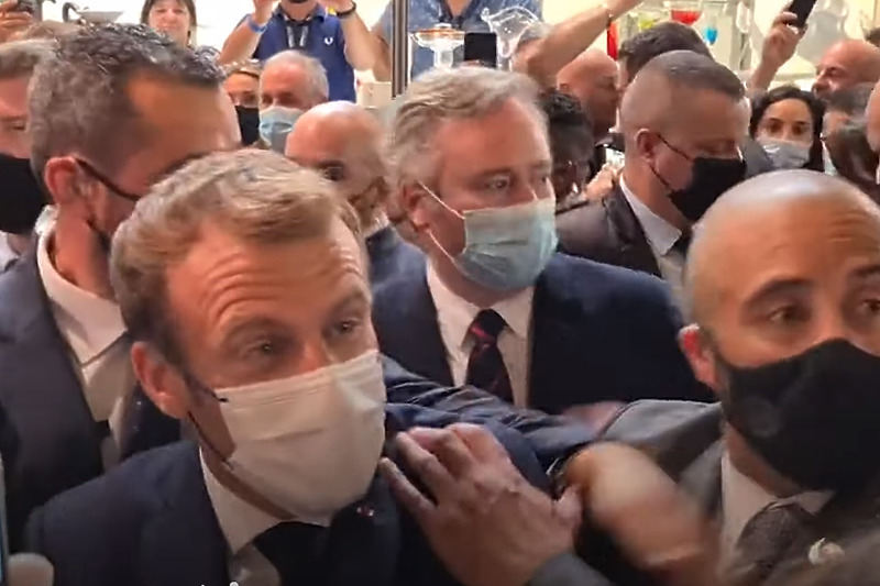Emmanuel Macron pogođen jajetom tokom posjete Lyonu