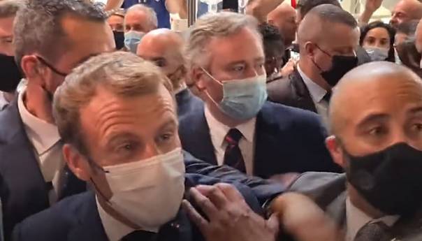 Emmanuel Macron pogođen jajetom tokom posjete Lyonu