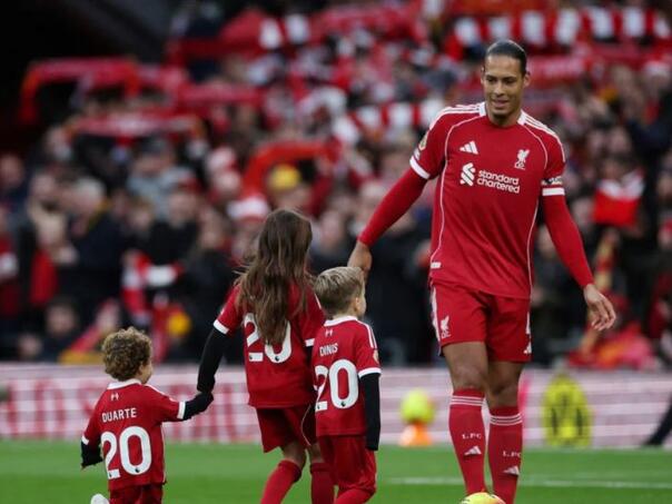 Emocije na Anfieldu: Van Dijk na teren izašao sa djecom Dioga Jote