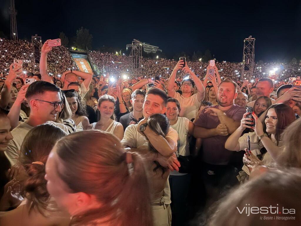 Video: Zaprosio djevojku na koncertu Dine Merlina