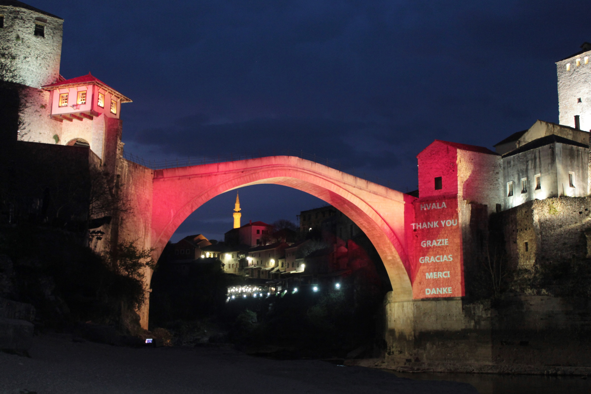 Emotivna poruka sa Starog mosta: Mostarci zahvalili zdravstvenim radnicima