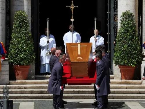 Emotivne poruke, suze i počast: Papa Franjo ispraćen na posljednji smiraj